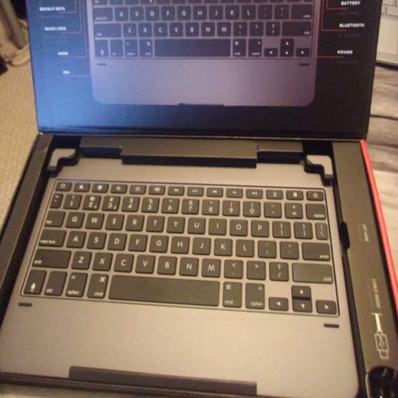 Brydge BRY4012 Bluetooth Wireless Keyboard for iPad Pro 11 inch - Picture 3 of 4